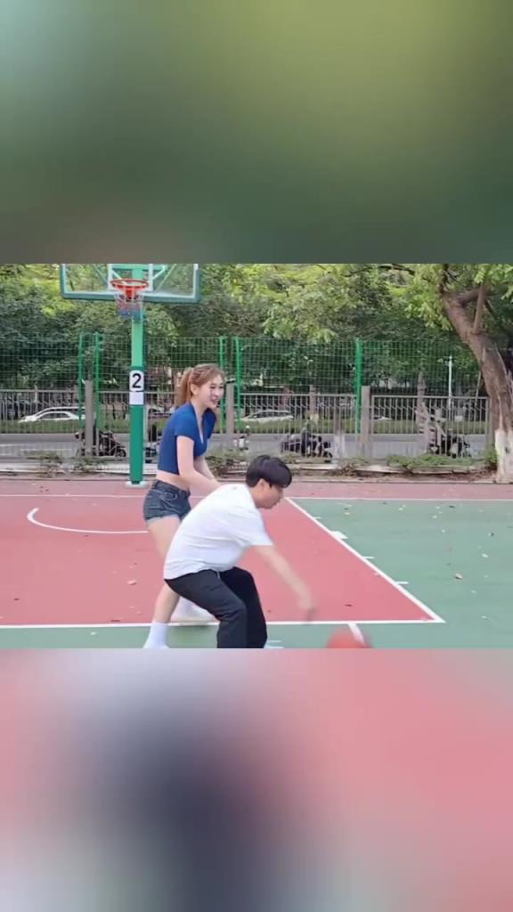 集夢會長背打一米8的女生，這是真打球??！