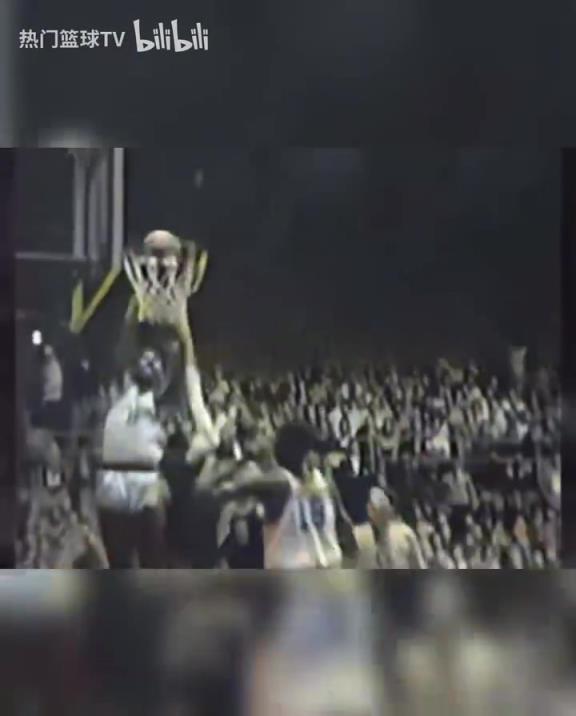 這是怪物嗎？張伯倫高中時(shí)期是怎么打球的？校園里的明星！