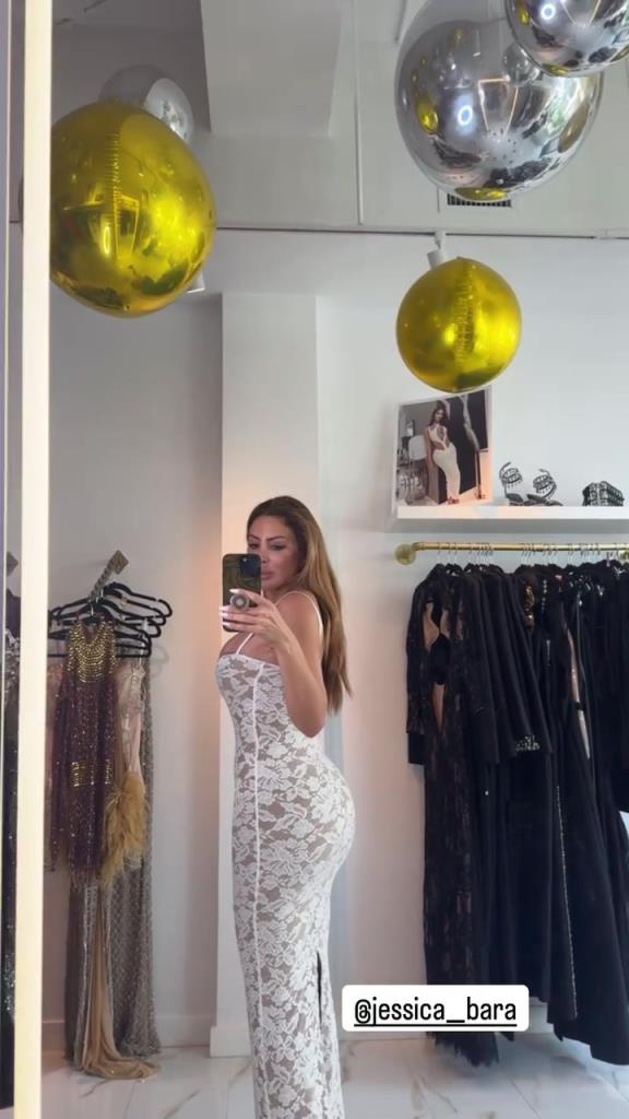 徐娘半老！皮蓬前妻穿吊帶裙自拍，這身材也太炸裂了！