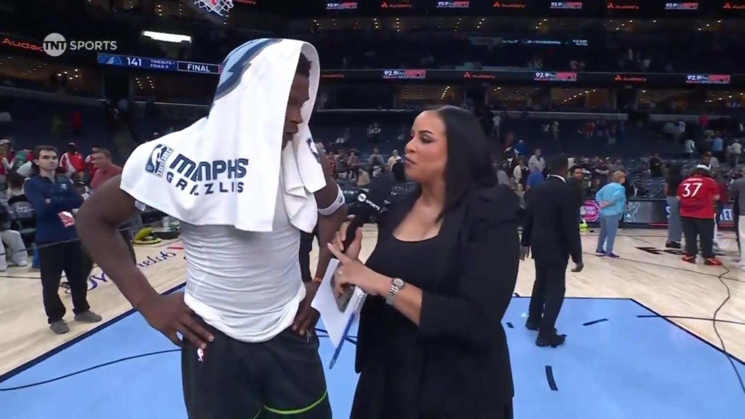 華子賽后接受一位豐滿女記者的采訪！