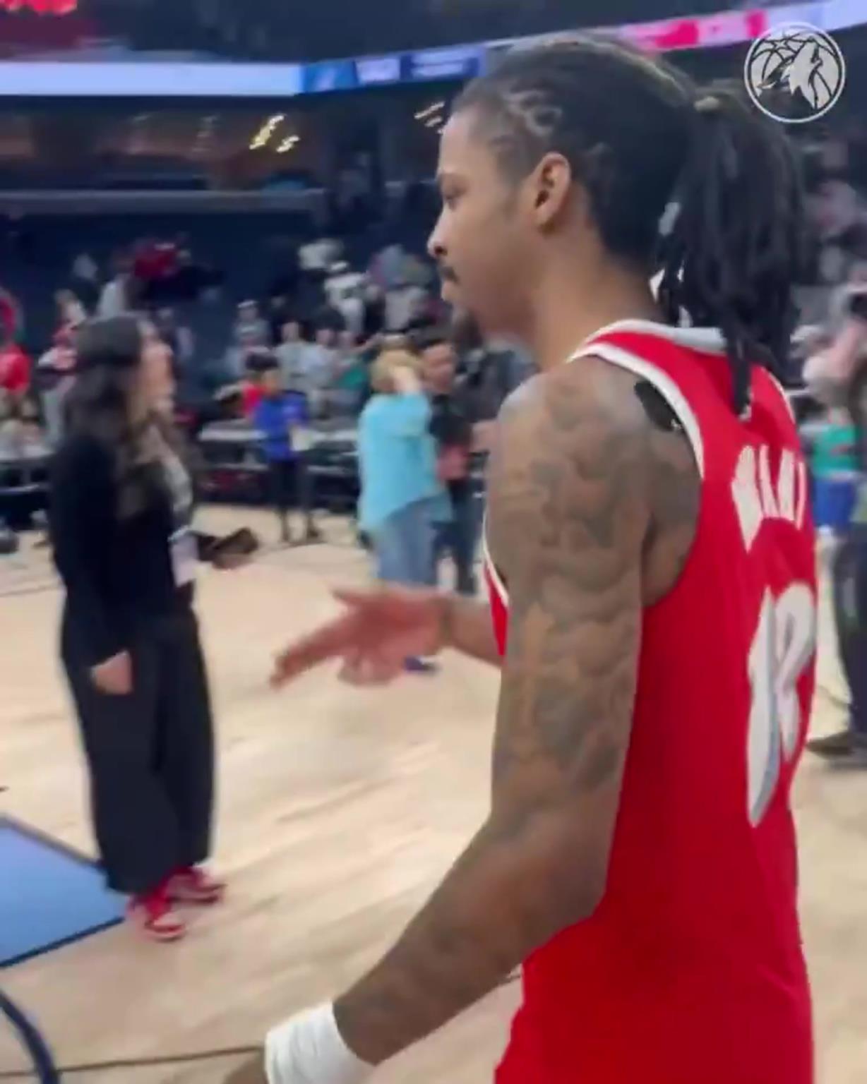 笑死！莫蘭特賽后與華子握手，竟然也是比出“手槍”的手勢(shì)