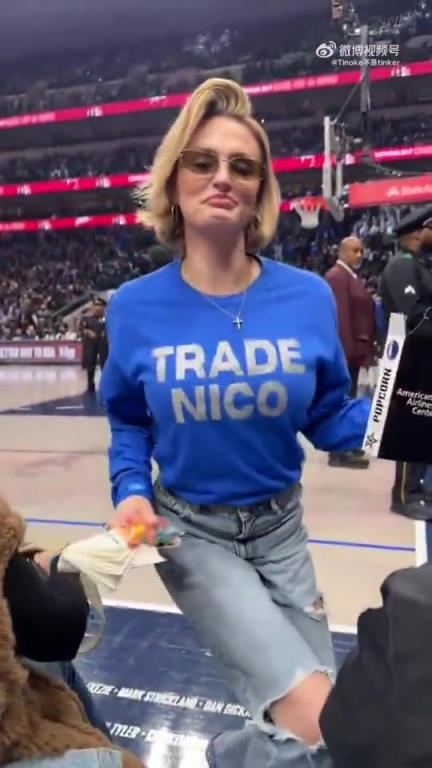 主場(chǎng)不準(zhǔn)球迷打印“解雇Nico”標(biāo)語(yǔ)，女球迷就出此下策