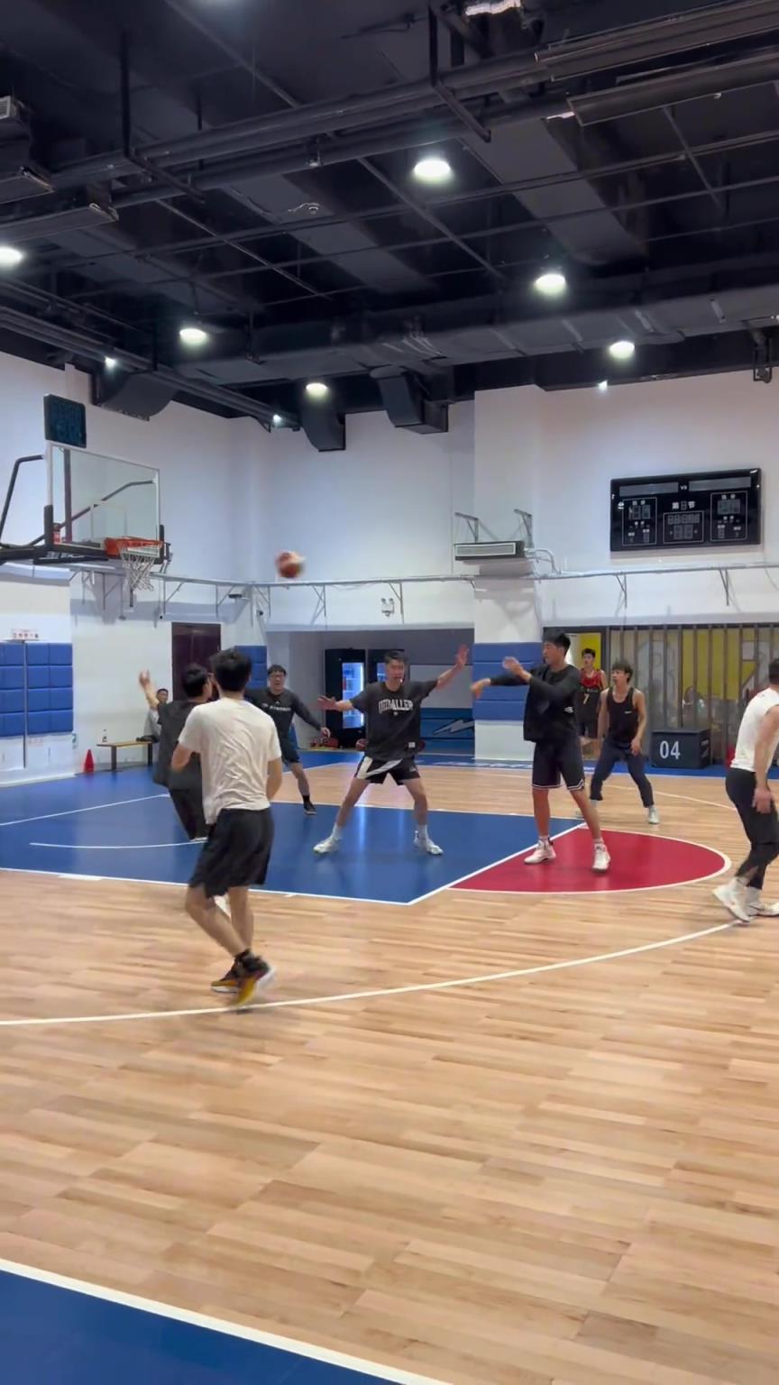 對(duì)手回家后：老婆，我今天在野球場(chǎng)匹配到巔峰馬刺隊(duì)了！