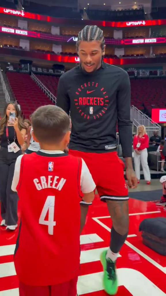 暖心偶像！小球迷賽前得到杰倫格林親簽球鞋球衣