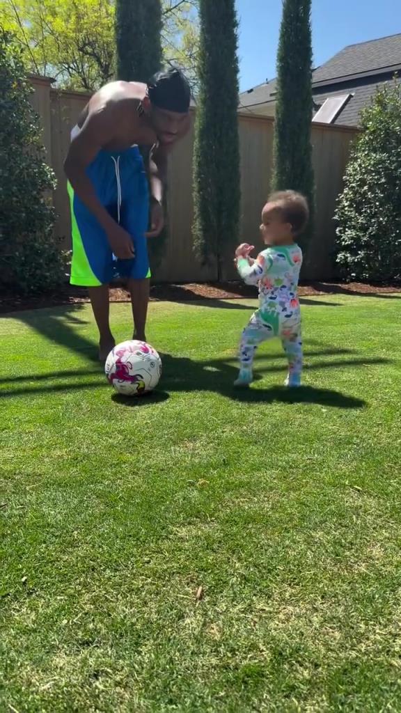 足球要從娃娃抓起！SGA帶娃踢足球，小孩摔倒時鼓掌“嘲笑”！